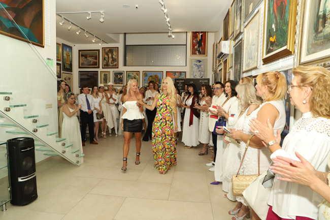 CHIC AND BEAUTY AT THE WHITE PARTY OF THE ACADEMY OF FASHION