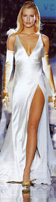 Топмоделът Кристен Макменами позира гола с надпис “Версаче” в стила на “хероиновия шик” от средата на 90-те години, 1996 година