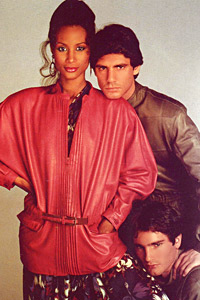 Кожените якета и майсторското боравене с кожата бяха един от специалите на Джани Версаче – модели от колекцията му пролет-лято 1982 година