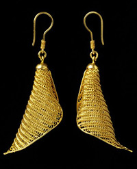 Earrings from 23 carat gold, exposed in „Victory & Albert”