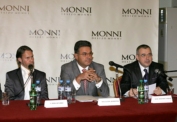 From left to right: Ulrich Franke, Magdalen Dimitrov and prof. Lubomir Stoykov during the press conference before the fashion show of “Desizo Monni”.