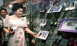 Имелда Маркос дари на Музея на обувката в Манила (Филипините) своите стари обувки