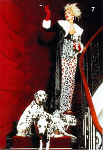 Джери Хол позира в “далматински” тоалет на Долче и Габана по случай премиерата на филма “1001 далматинци”, 1997 г.