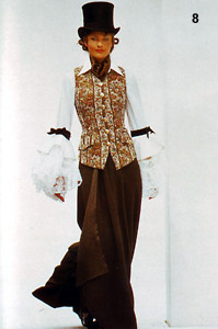 Хелена Кристенсен представя мода на Долче и Габана през 1993 година