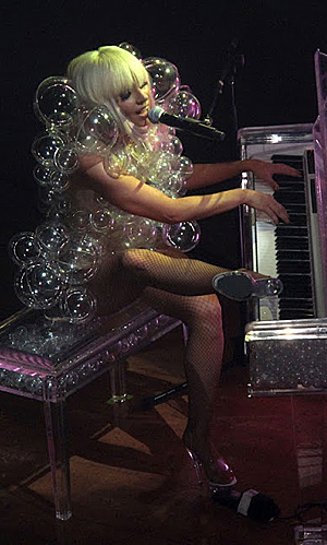 Скандалната визия на Лейди Гага