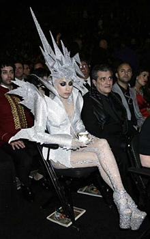 Скандалната визия на Лейди Гага