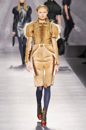 Модели от колекция есен/зима 2012-2013 г. на модната марка „Фенди”