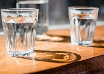 ДО КАКВО ВОДИ КОНУСМИРАНЕТО НА ЧАША ВОДА НА ГЛАДНО ВСЯКА СУТРИН?