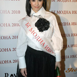 ВРЪЧИХА ПРИЗА „БГ МОДНА ИКОНА“ НА НАЙ-ЕЛЕГАНТНИТЕ БЪЛГАРИ ЗА 2010 ГОДИНА