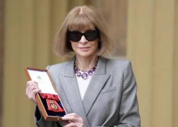 ЛЕГЕНДАТА НА VOGUE АННА УИНТУР БЕ ОТЛИЧЕНА ОТ ЧАРЛЗ ІІІ