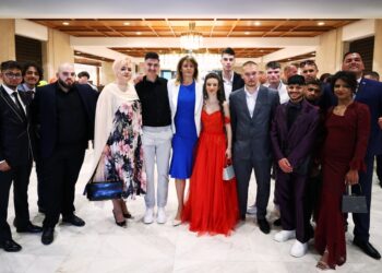 Стил със социална мисия: Академията за мода зарадва абитуриенти от „Подкрепи една мечта“