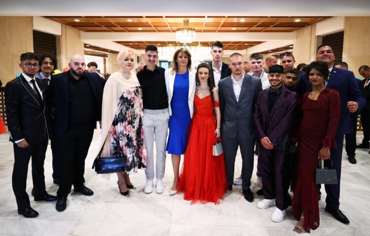 Стил със социална мисия: Академията за мода зарадва абитуриенти от „Подкрепи една мечта“