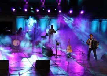 Нов живот на китарата на Кевин Костнър