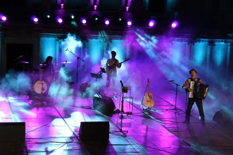 Нов живот на китарата на Кевин Костнър