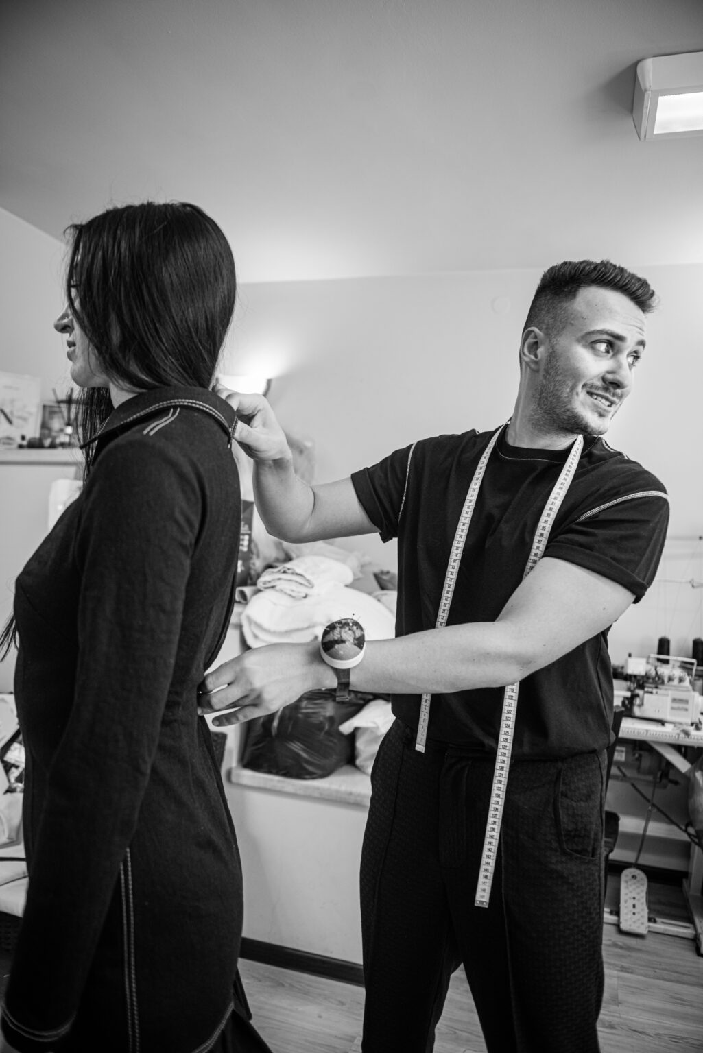 Едис Пала подготвя модел. Фото: Licatanagrada