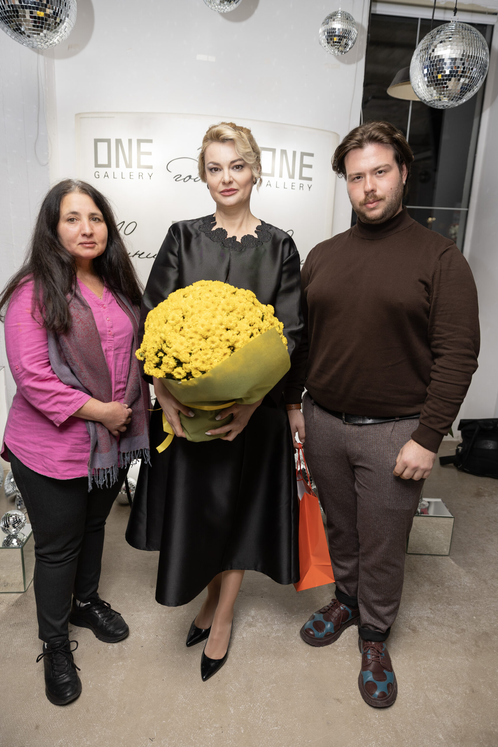 Десислава Паунска (ляво), Десислава Зафирова (в средата). Фото: Алма комуникация / Петър Станев