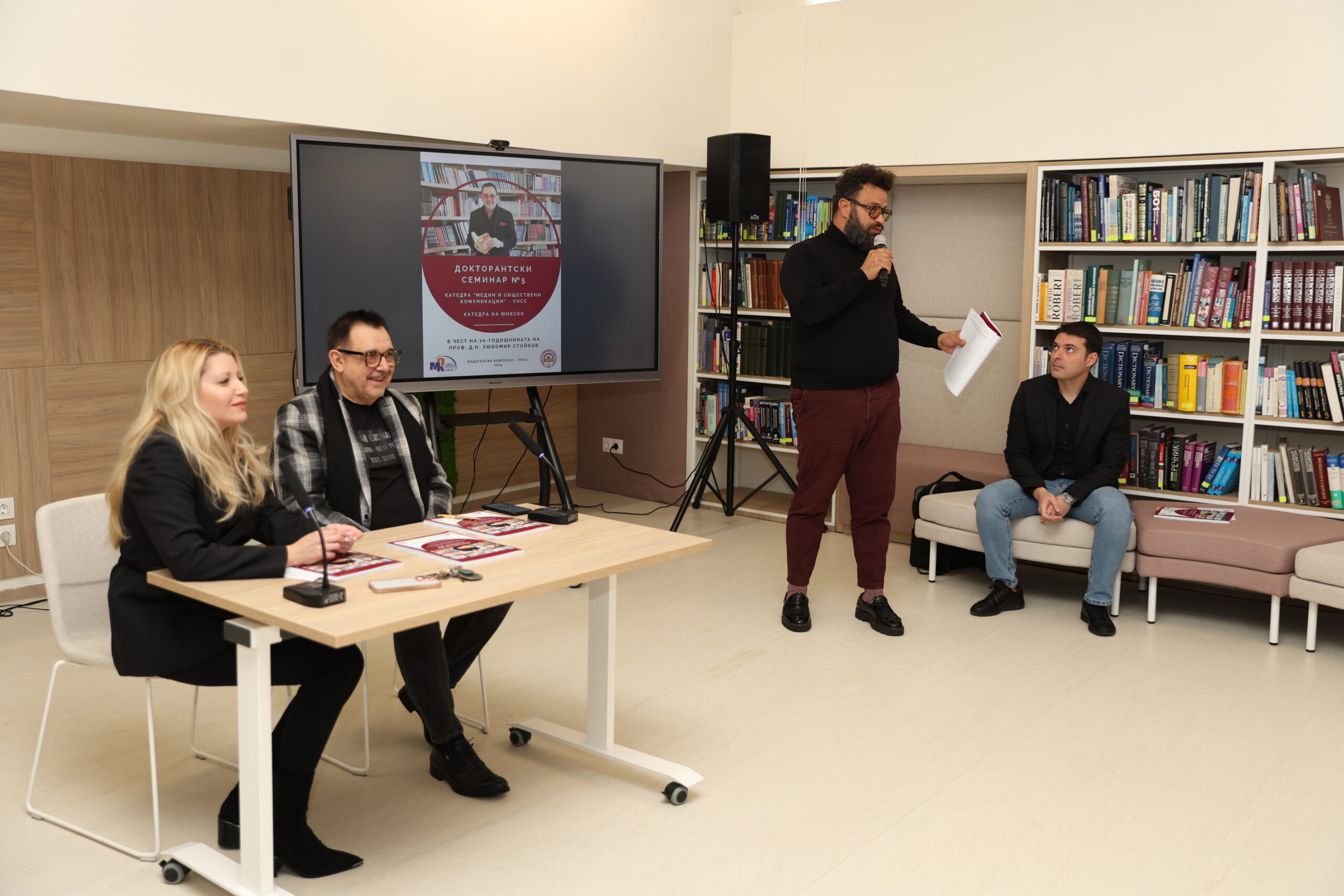 Докторант Петър Димитров представя резюме на своя научен доклад. Фото: Алма комуникация / Петър Станев