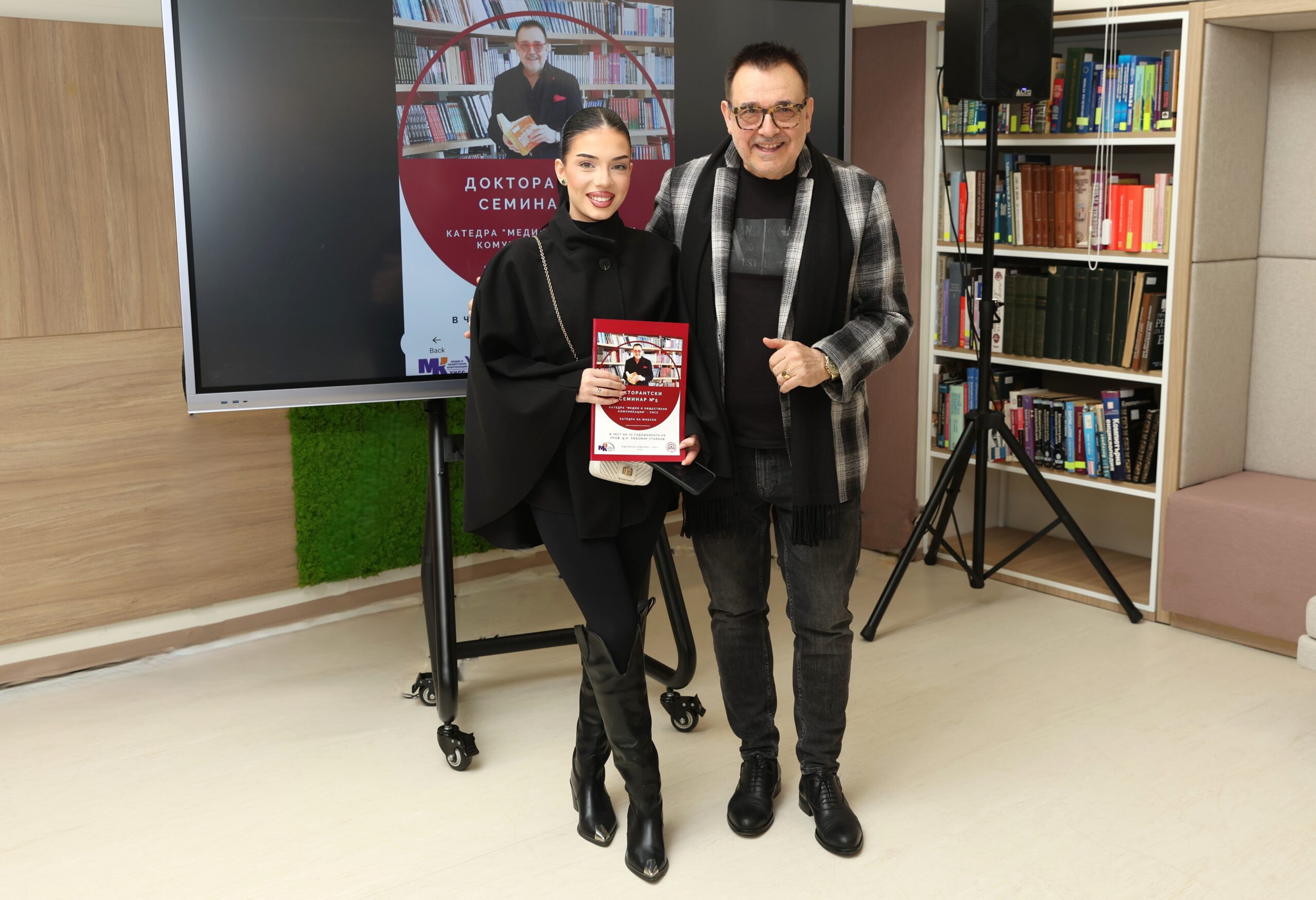 Соня Сенгелиева (студент на проф. д.н. Любомир Стойков) и проф. Стойков. Фото: Алма комуникация / Петър Станев