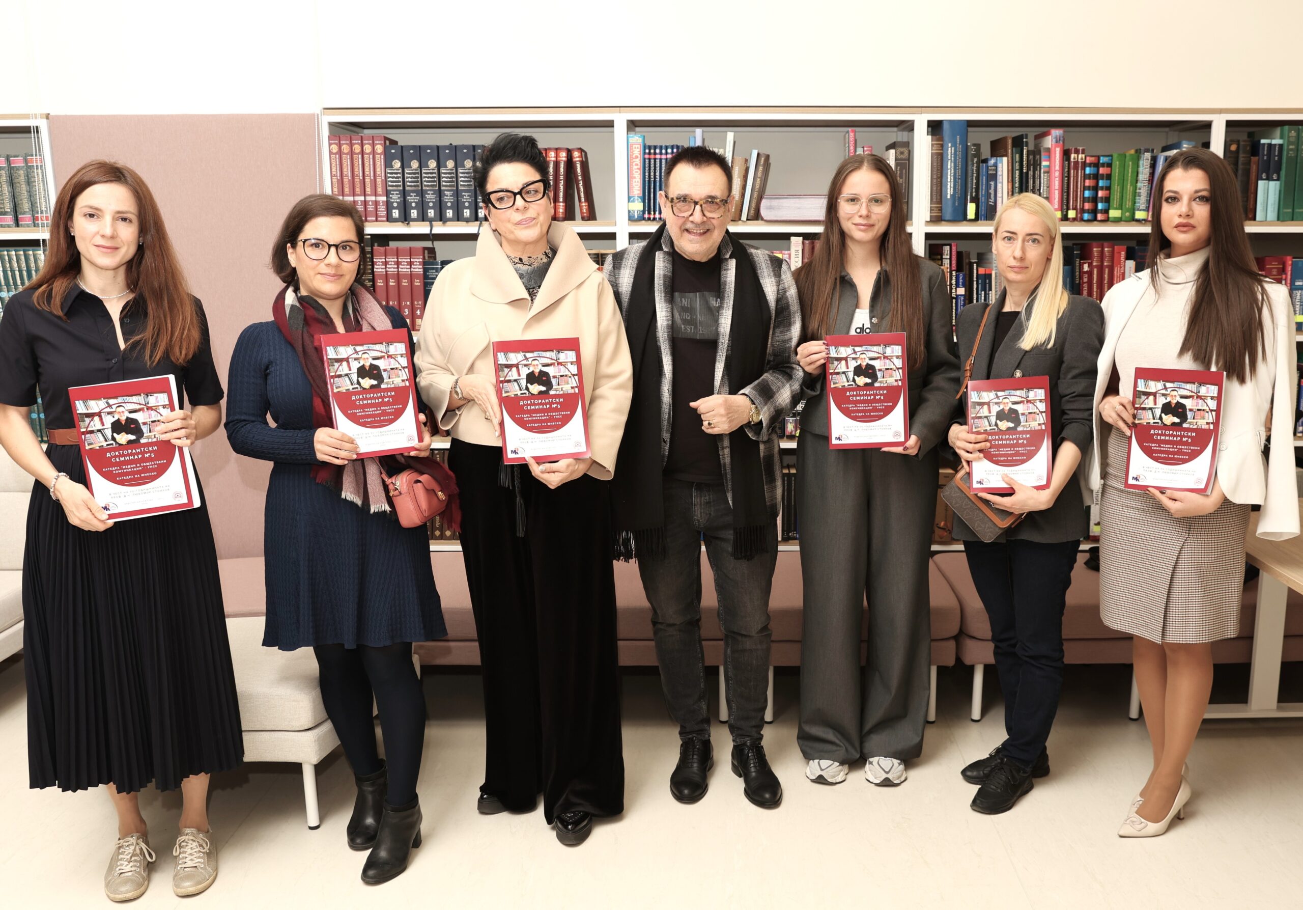 Проф. д.н. Любомир Стойков заедно с неговите възпитаници – д-р Мария Кръстева, д-р Ева Цветкова, докторант Албена Александрова, докторант Хелена Тодорова, д-р Магдалена Иванова, докторант Любослава Миткова. Фото: Алма комуникация / Петър Станев