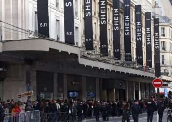 Франция временно спира Shein, докато марката открива първия си физически магазин в Париж
