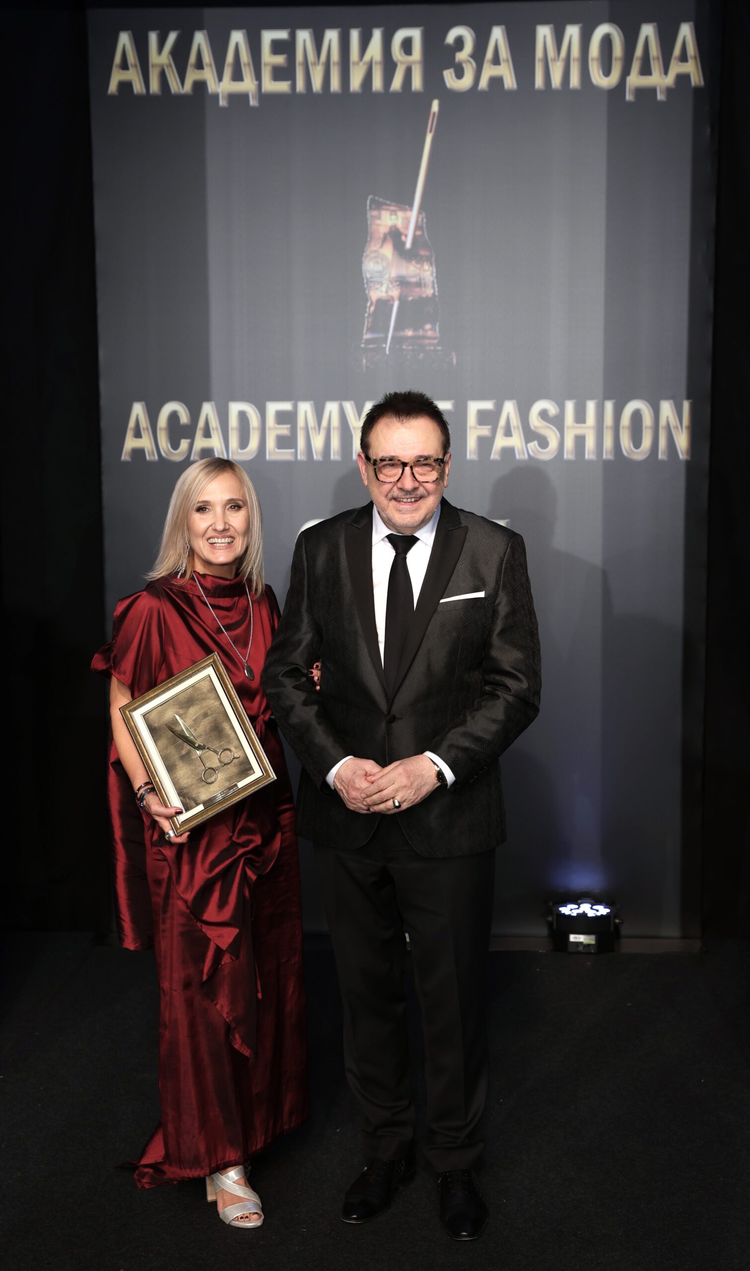 Проф. Любомир Стойков и Аксел Харди – носител на „Златна ножица 2025“ в категория „Принос към устойчивата мода“. Фото: Академия за мода / Петър Станев