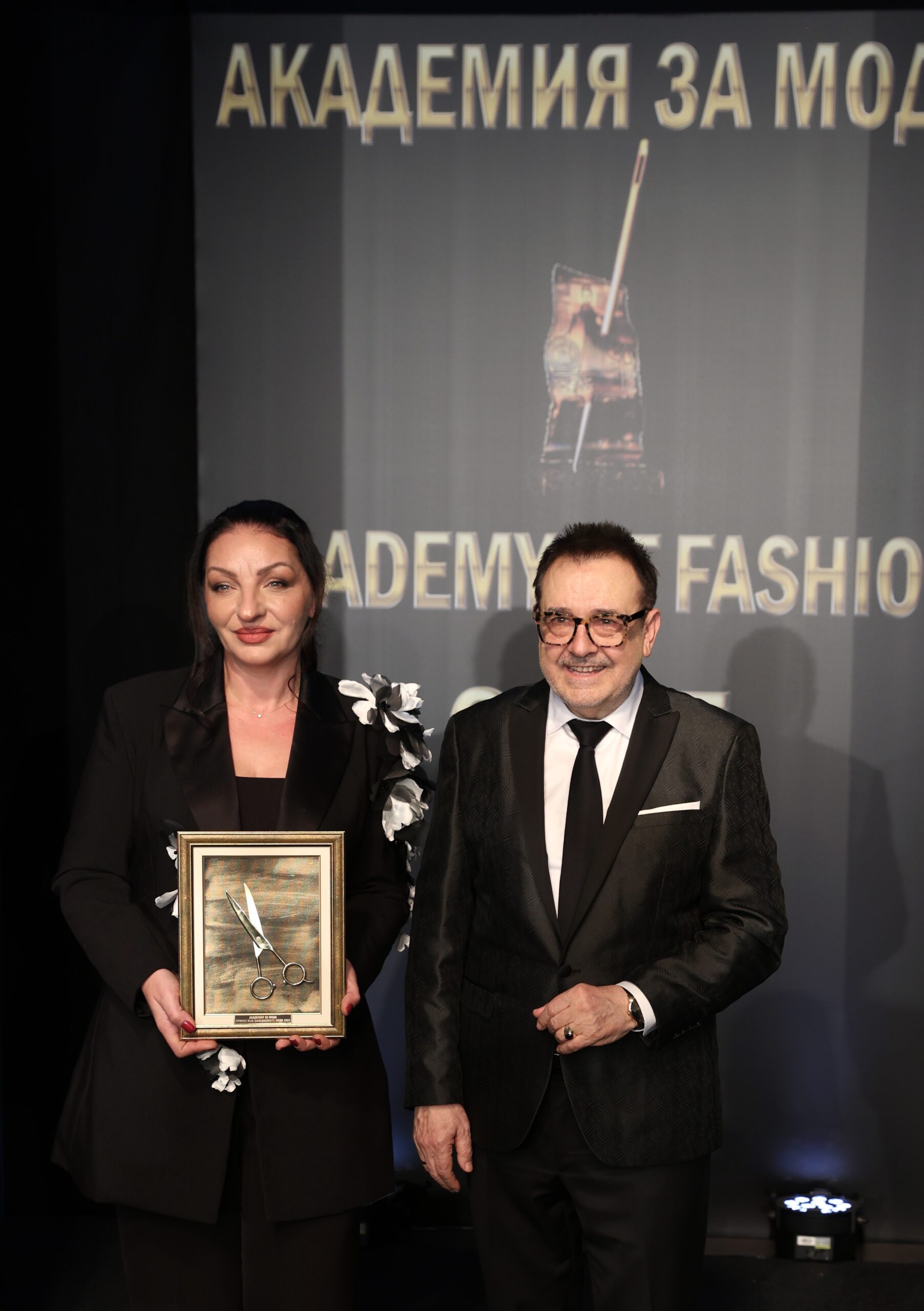 Проф. Любомир Стойков и Поля Кинова – носител на „Златна ножица 2025“ в категория „Принос към официалната мода мода“. Фото: Академия за мода / Петър Станев