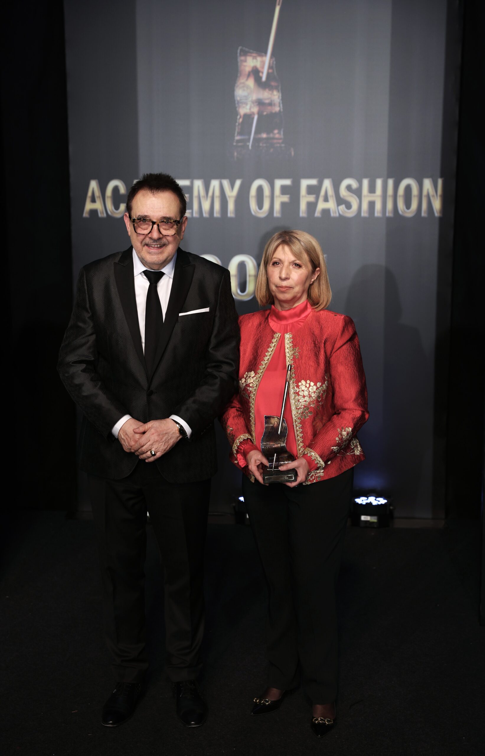 Проф. Любомир Стойков и Нели Колева - носител на „Златна игла 2025“ в категория „Цялостен принос“. Фото: Академия за мода / Петър Станев