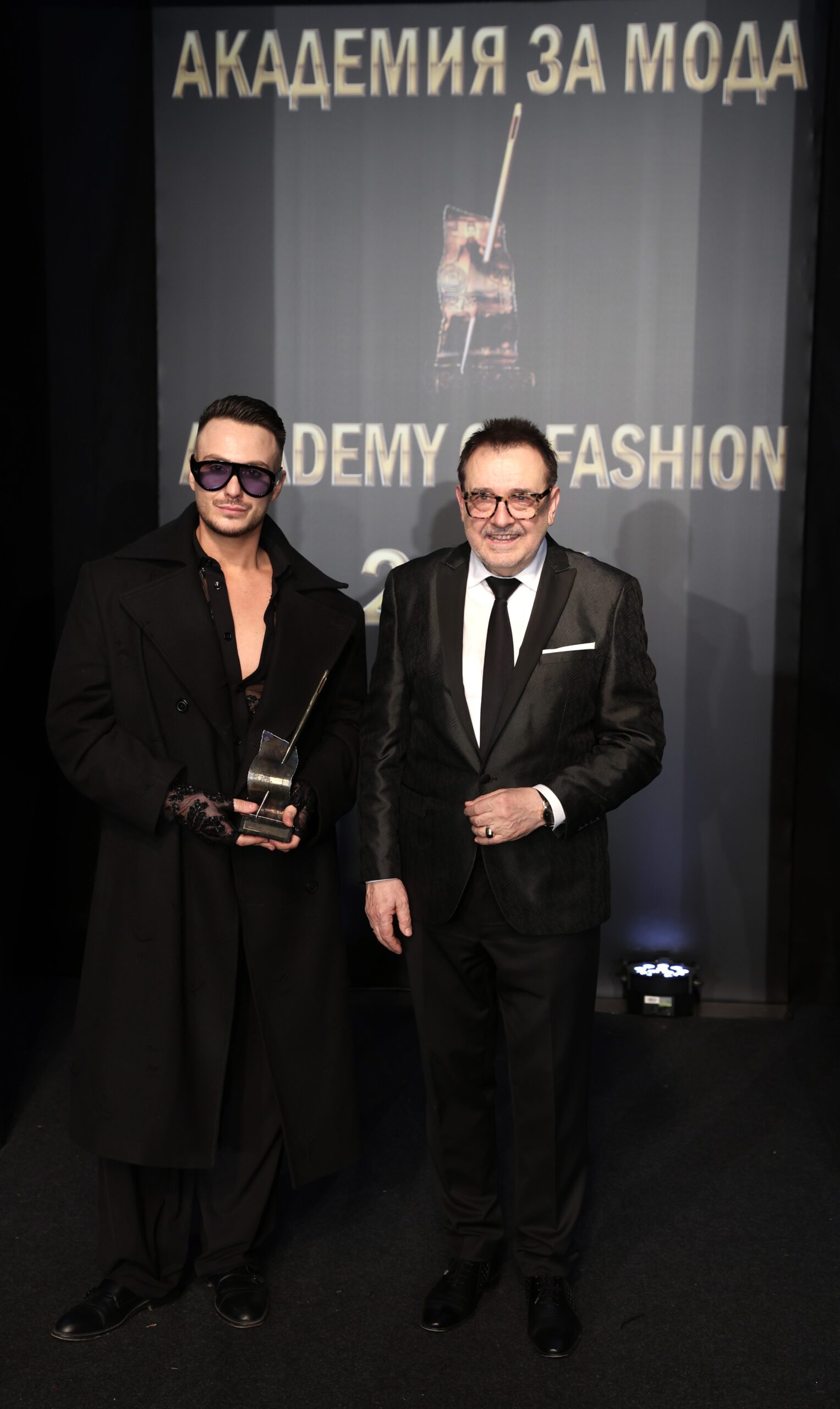 Проф. Любомир Стойков и Едис Пала - носител на „Златна игла 2025“ в категория „Най-добър млад дизайнер“. Фото: Академия за мода / Петър Станев
