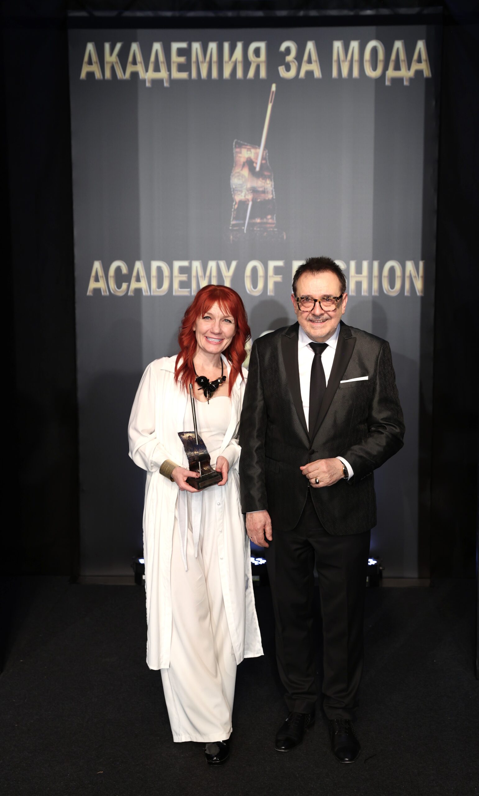 Проф. Любомир Стойков и Лиляна Петрова - Лулу - носител на „Златна игла 2025“ в категория „Артистична мода“. Фото: Академия за мода / Петър Станев