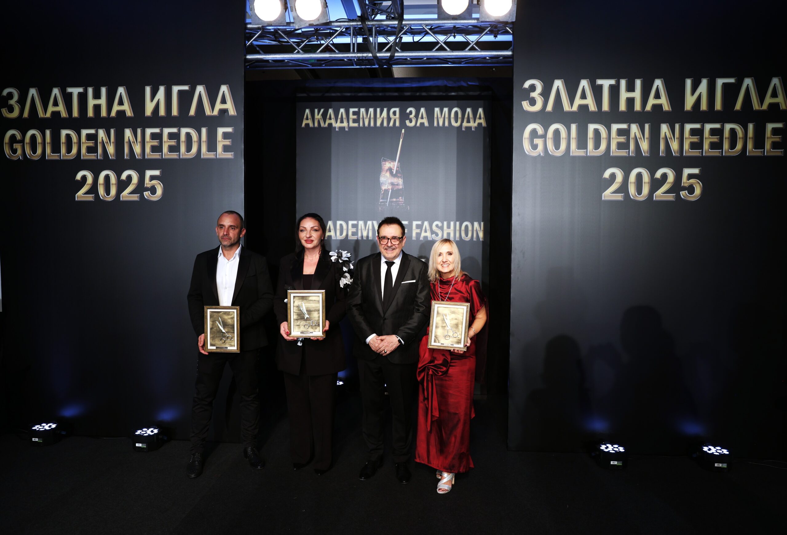 Проф. Любомир Стойков заедно с носителите на „Златна ножица 2025“. Фото: Академия за мода / Петър Станев