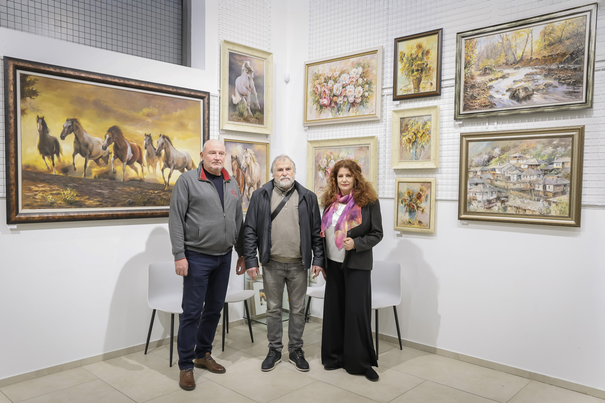 Художникът Юрий Ковачев заедно с Васил Банов и Анна Банова.Фото: Алма комуникация / Петър Станев