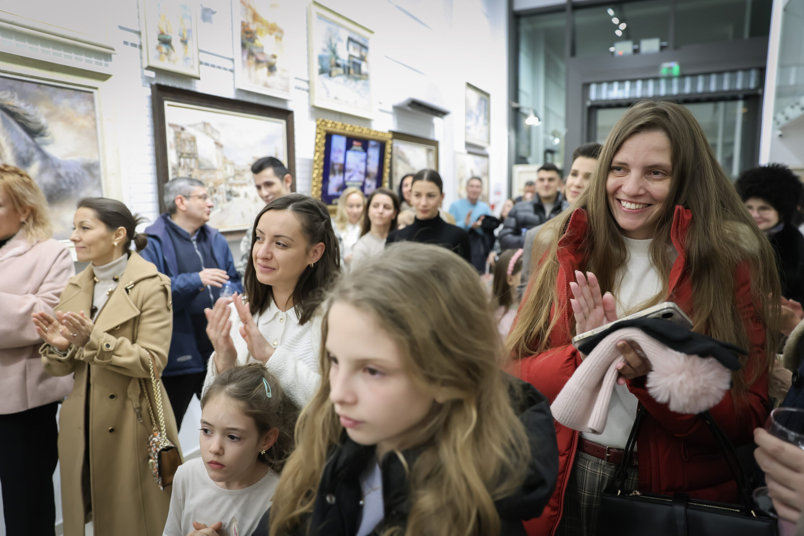 Гости на изложбата. Фото: Алма комуникация / Петър Станев