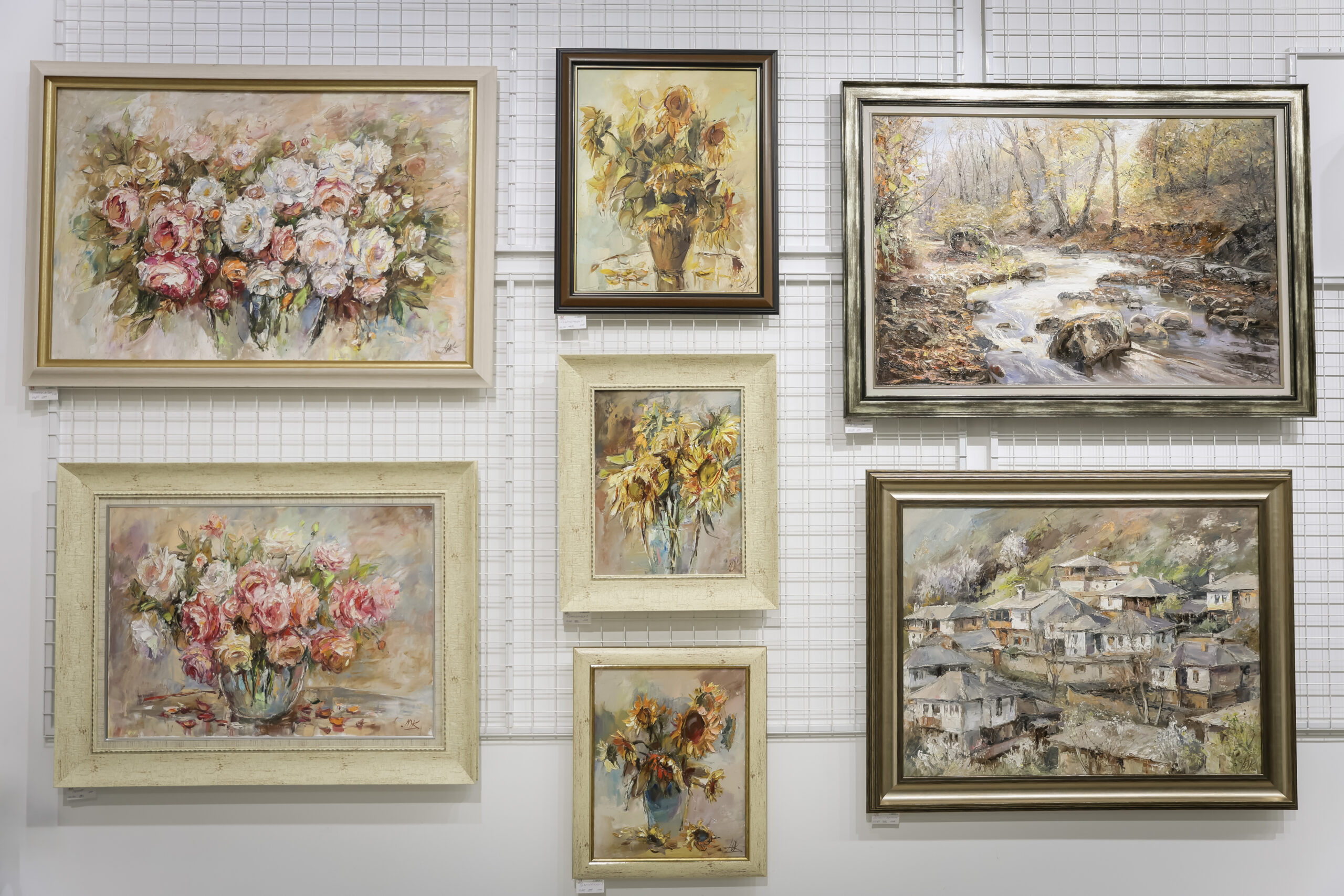 Картини на Юрий Ковачев от изложбата „Споделеност“. Фото: Алма комуникация / Петър Станев