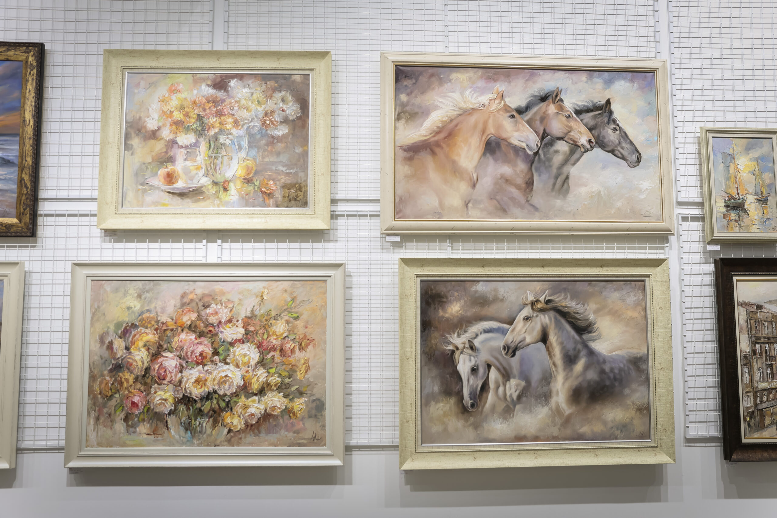 Картини на Юрий Ковачев от изложбата „Споделеност“. Фото: Алма комуникация / Петър Станев