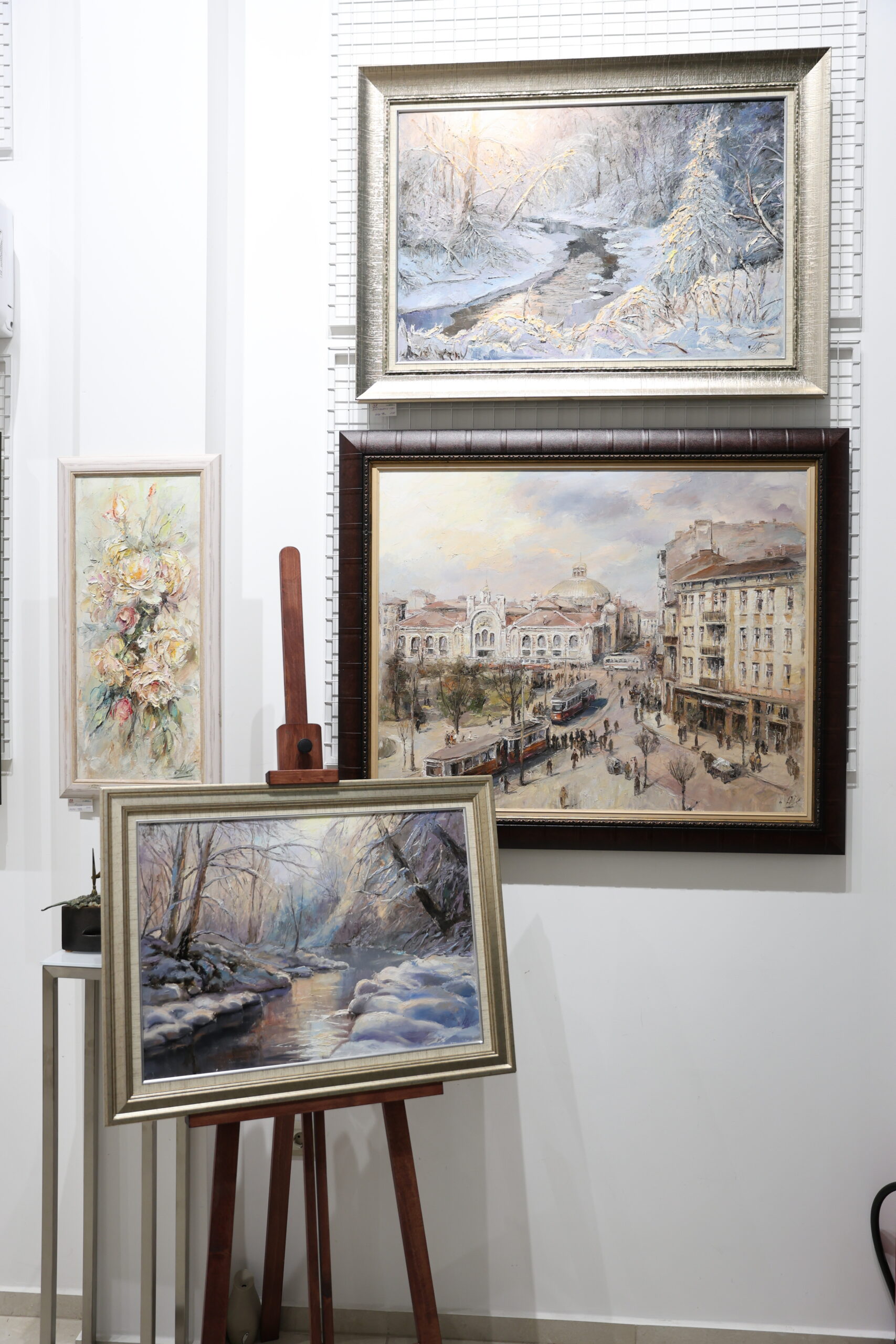 Картини на Юрий Ковачев от изложбата „Споделеност“. Фото: Алма комуникация / Петър Станев