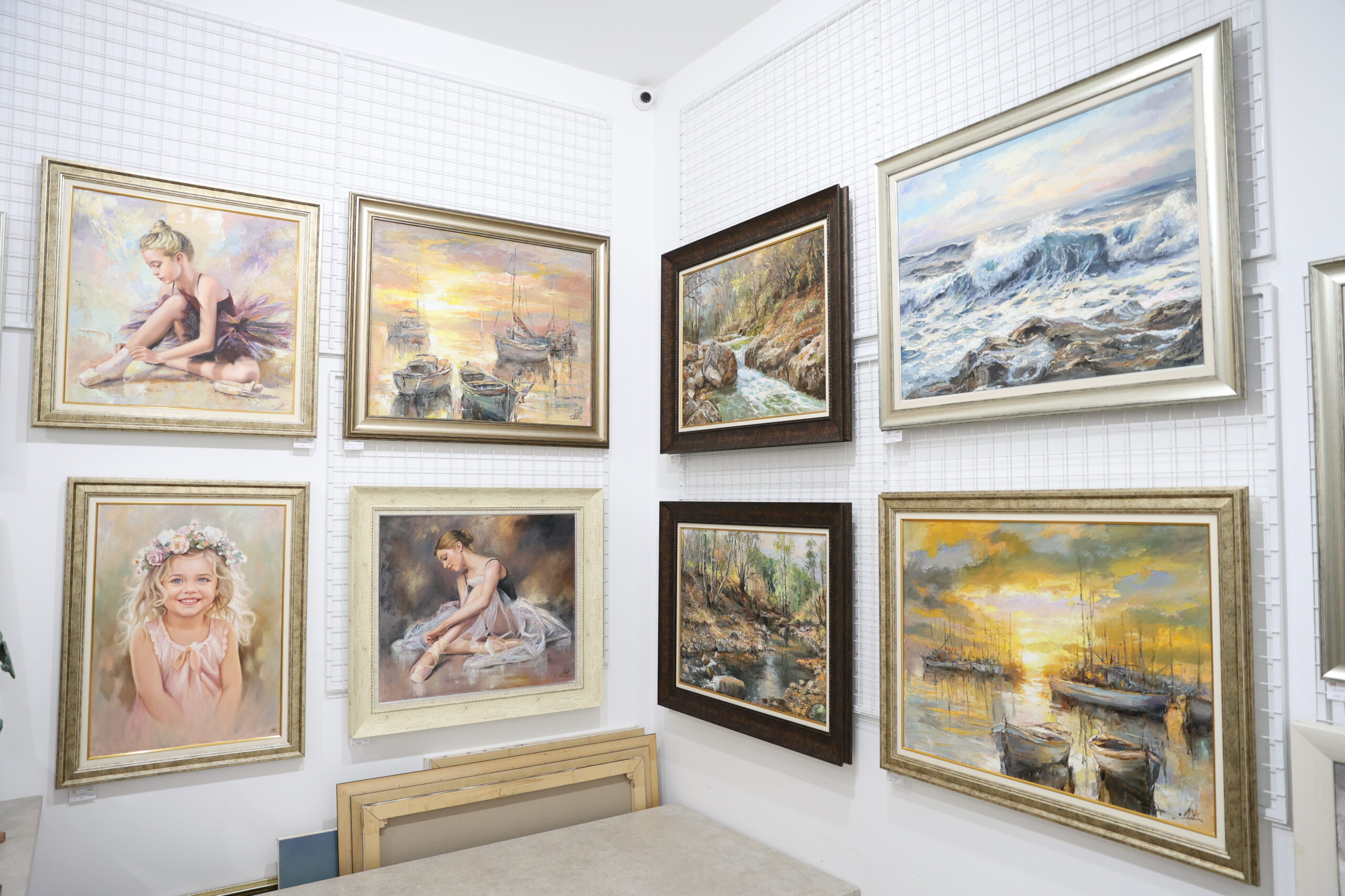 Картини на Юрий Ковачев от изложбата „Споделеност“. Фото: Алма комуникация / Петър Станев