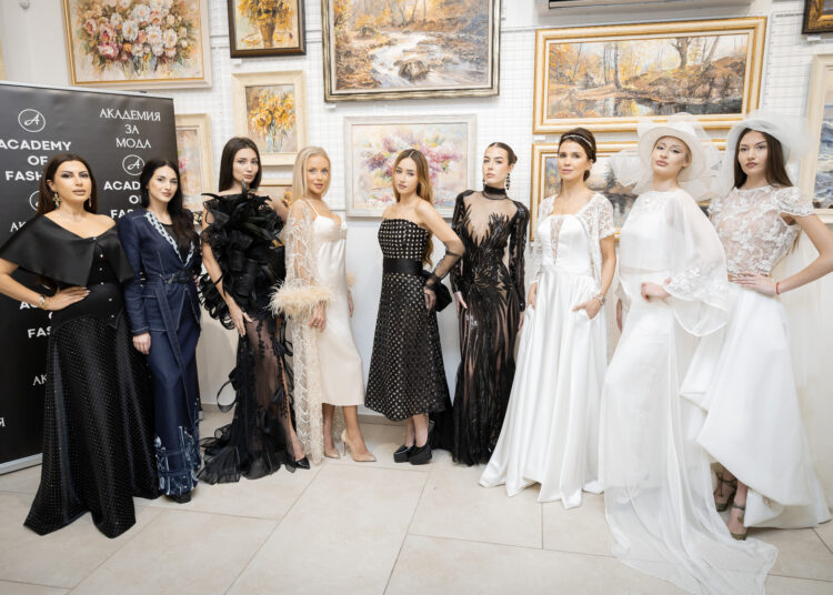 Манита Вартан в тоалет на Велизара Георгиева, Лидия Ангелова в тоалет на Албена Иванова-Деянова, Гергана Желева в тоалет на Стоян Радичев, Екатерина Свечева в тоалет на Юлия Салакина, Илияна Борисова в тоалет на Ивет Бианки, Нина Инджева в тоалет на Есил Дюран, Елисавета Стоянова-Гарева, Виктория Югова и Лора Овчарова в тоалети на Нели Радева. Фото: Академия за мода / Петър Станев