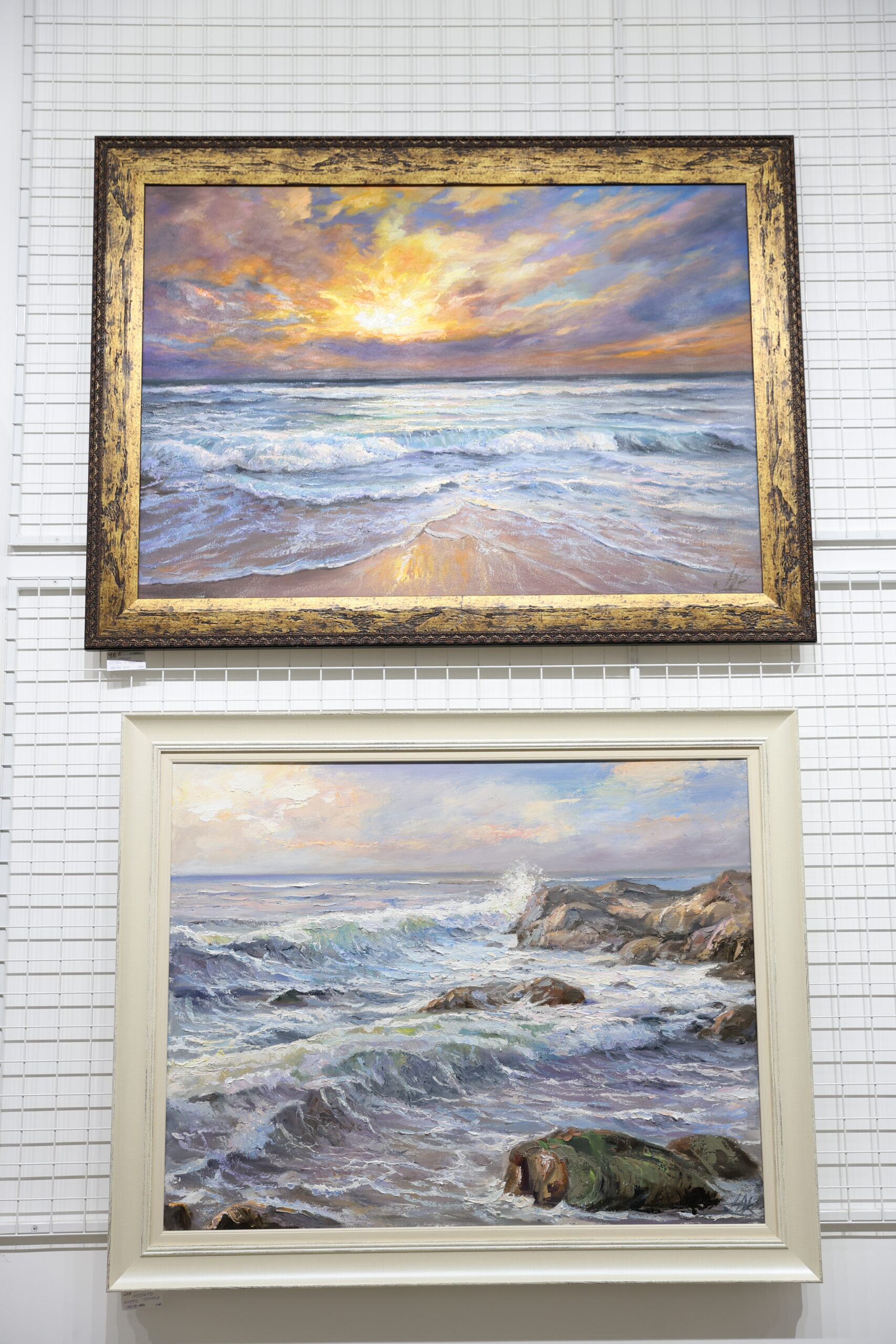 Картини на Юрий Ковачев от изложбата „Споделеност“. Фото: Алма комуникация / Петър Станев