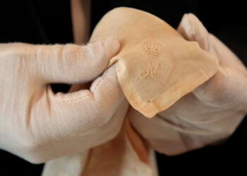 Историята на кърпичката: повече от аксесоар