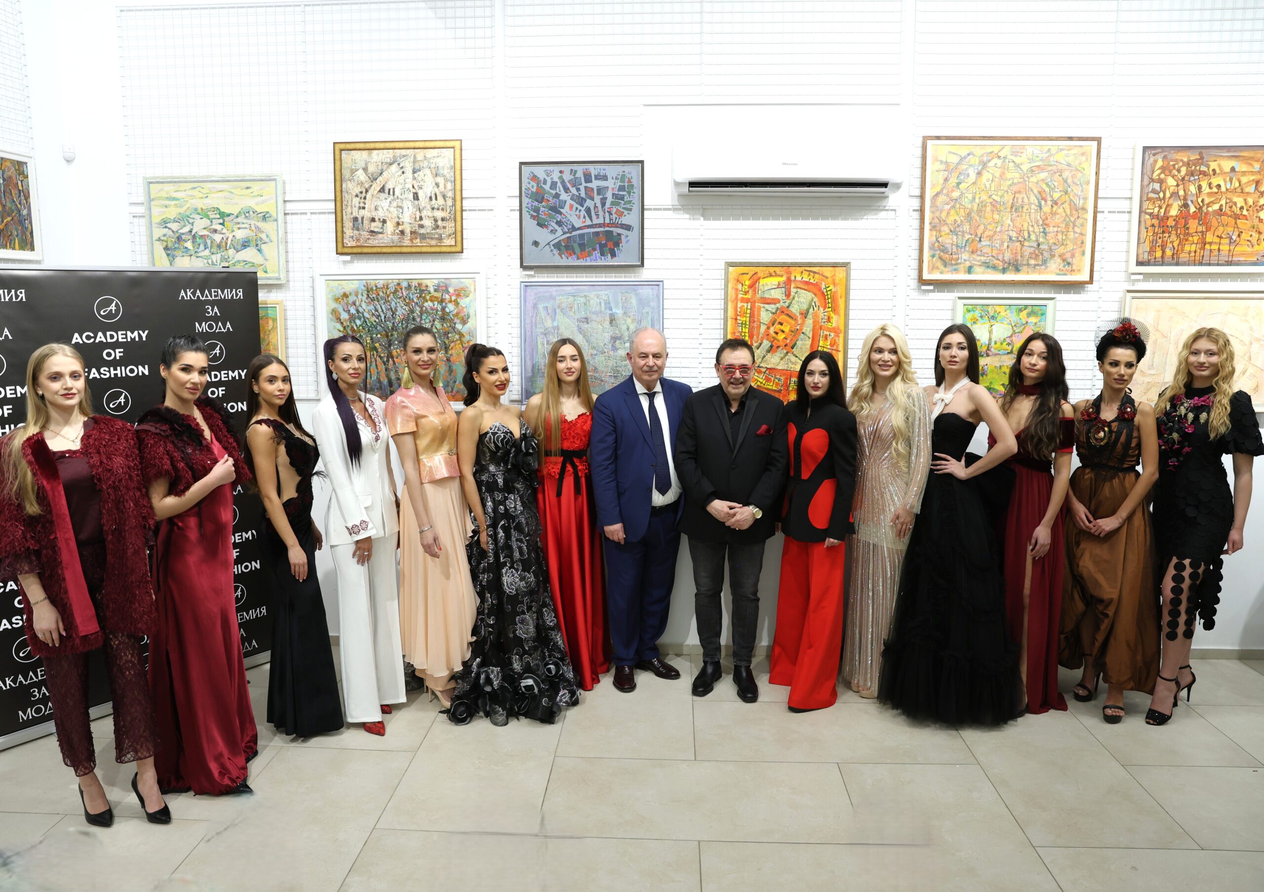 Проф. Любомир Стойков и Н.Пр. Марчело Апичела заедно с моделите, участвали във Вечерта на стила в памет на Валентино.