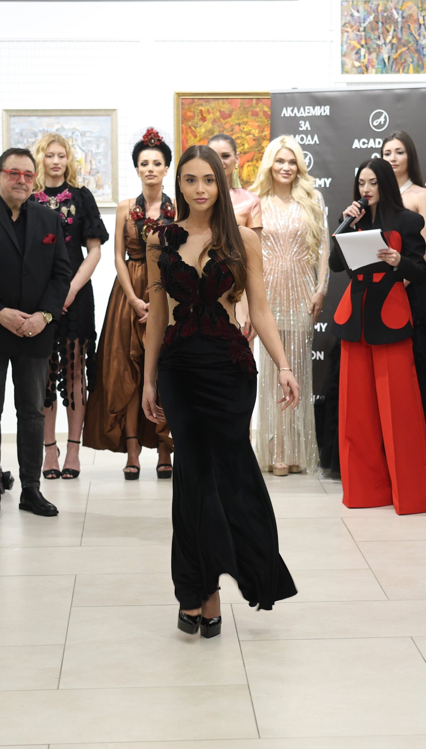 Нена Върбанова в тоалет на Велизара Георгиева. Фото: Академия за мода / Петър Станев