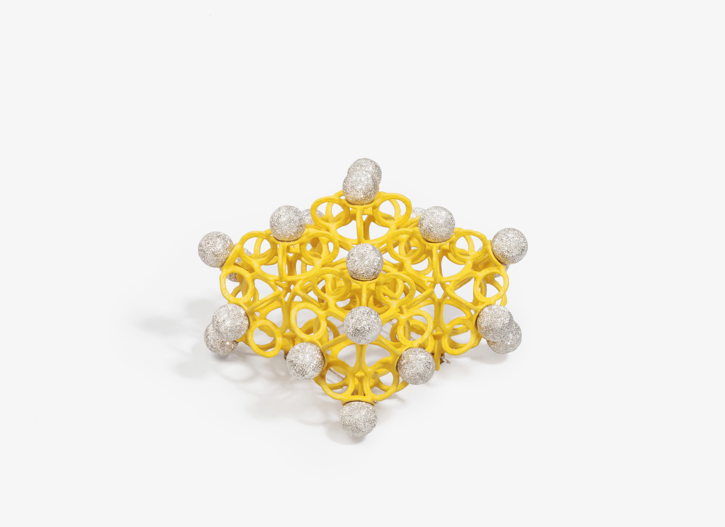 Произведение на Сърдъмов от „Точки на пресичане“ / Intersections – Брошка (месинг, пигмент, сребро) - 7 х 7 х 4,5 см. Фото: Венцислава Василева / Архив на автора