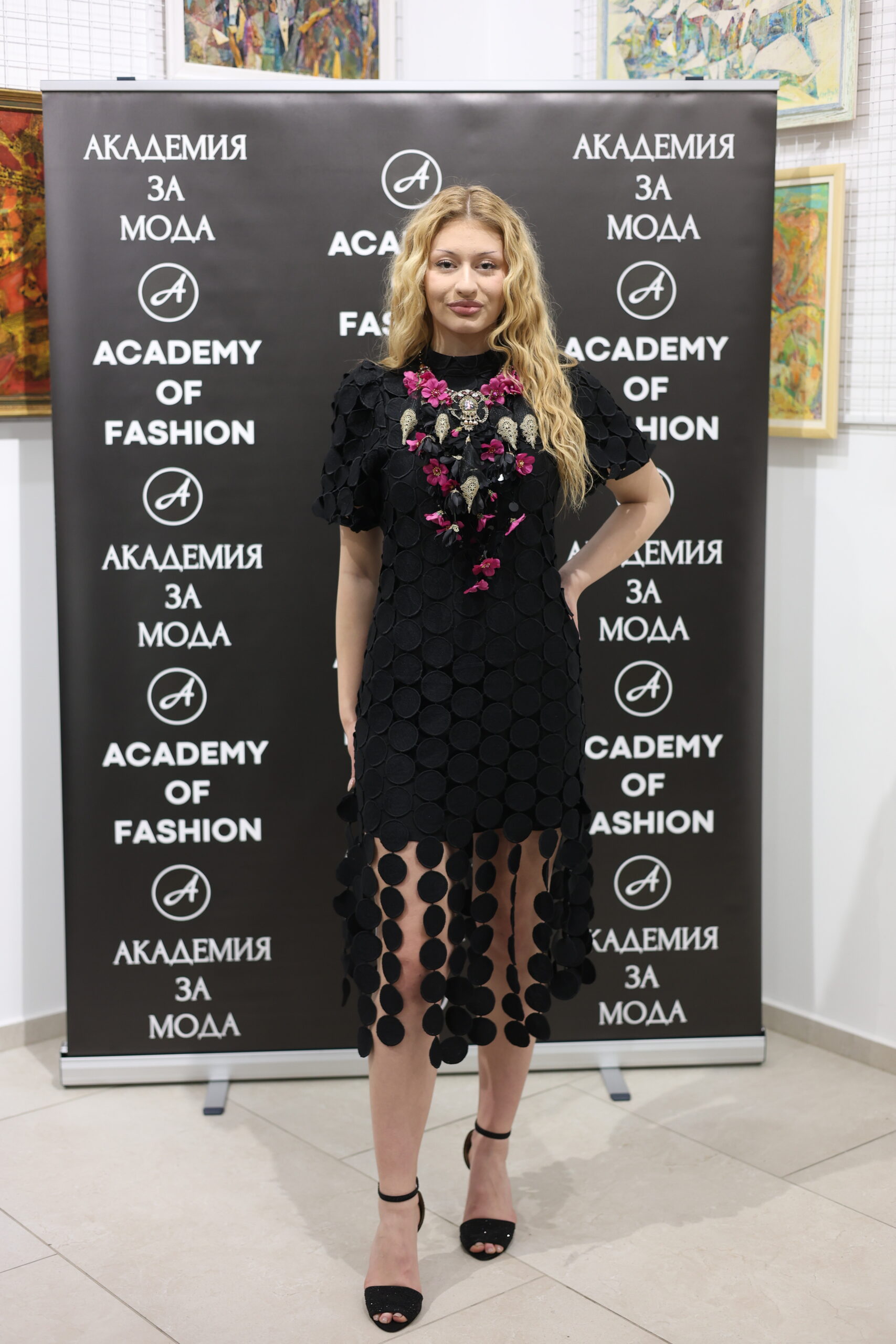 Виктория Югова в тоалети и бижута от Гери Камеран. Фото: Академия за мода / Петър Станев