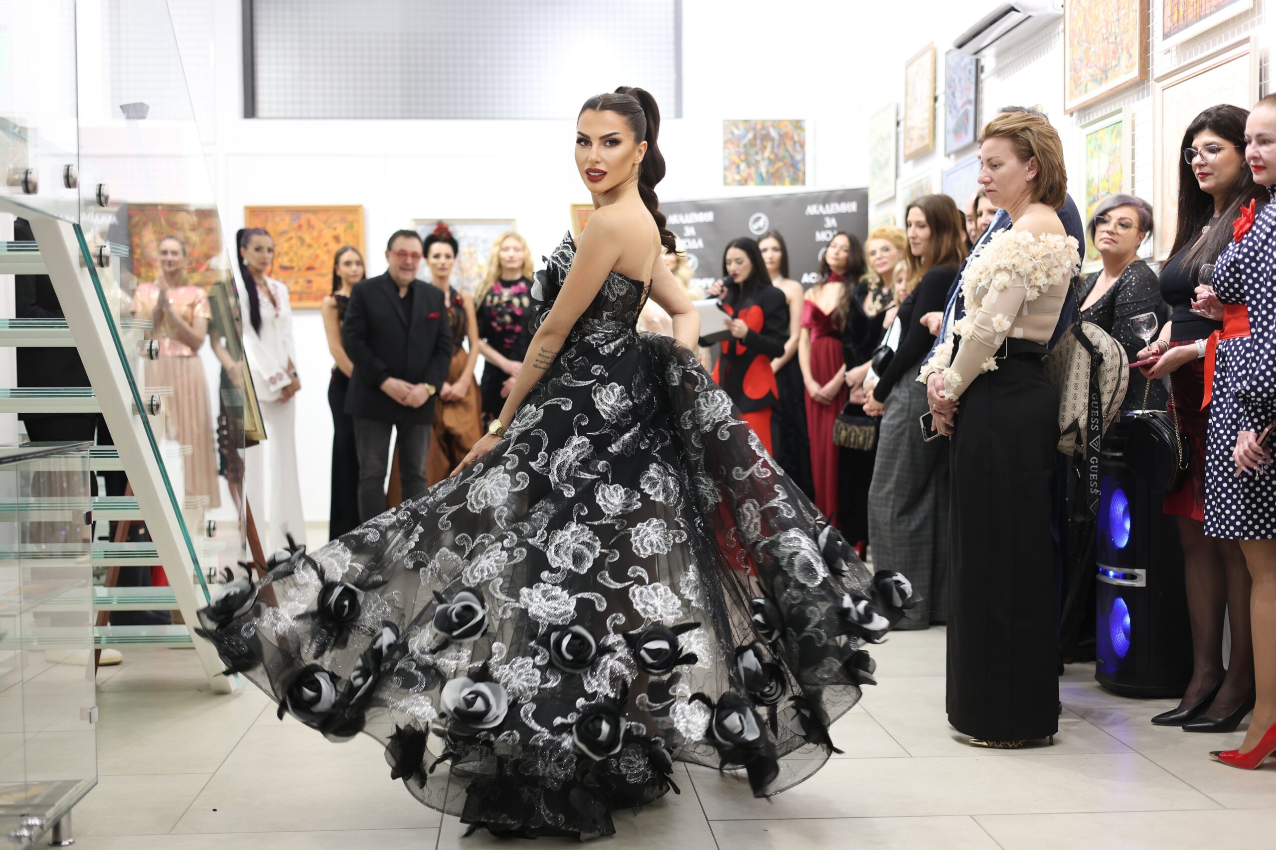 Манита Вартан в тоалет на Румяна Иванова. Фото: Академия за мода / Петър Станев