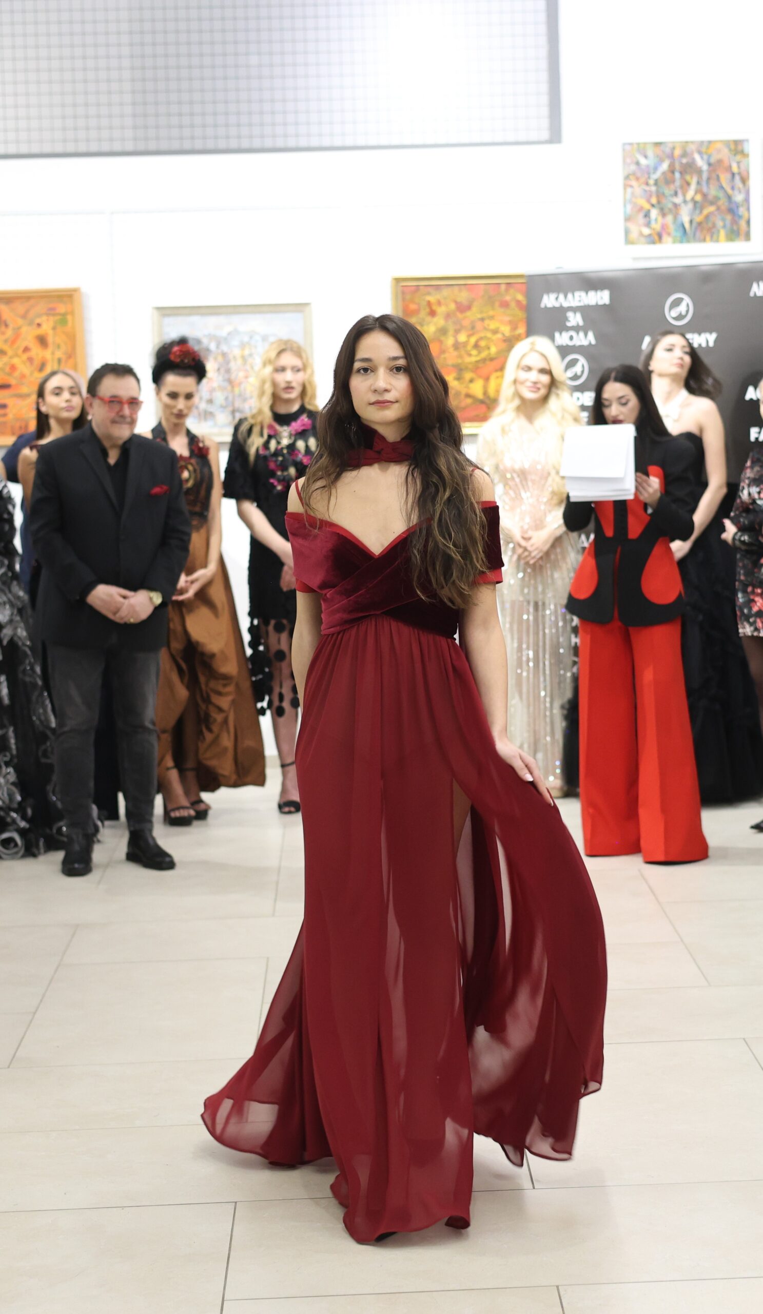 Евелина Рискова в тоалет на Николета Фархат. Фото: Академия за мода / Петър Станев