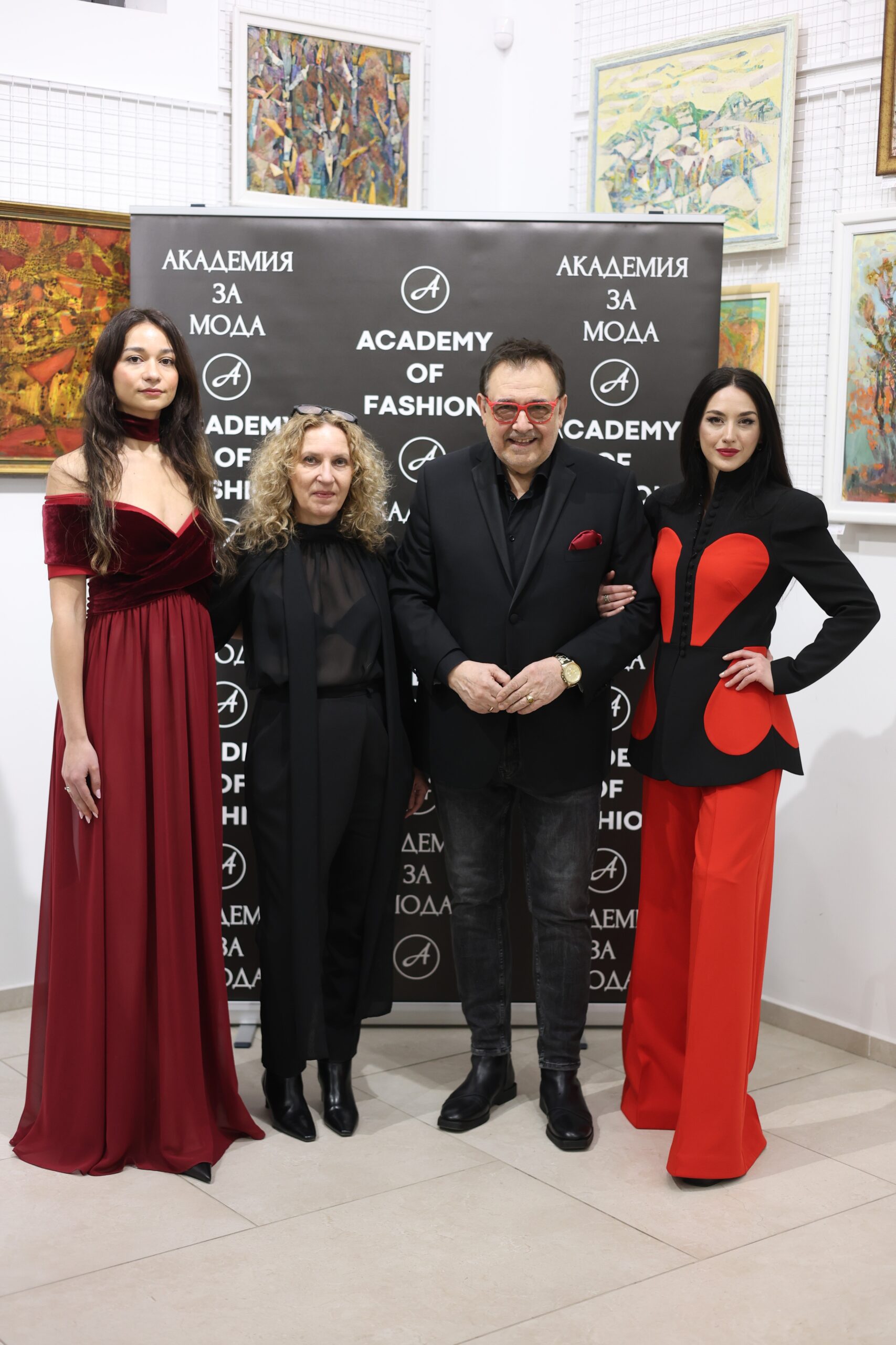 Проф. Любомир Стойков заедно с Николета Фархат, Евелина Рискова и водещата Лидия Ангелова, облечени в нейни тоалети. Фото: Академия за мода / Петър Станев