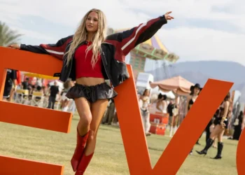 Revolve Festival 2026 отново събира мода и музика в пустинята