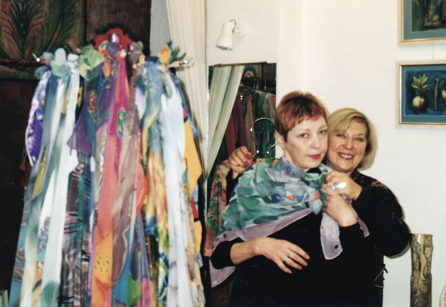 Катя Паскалева и Натали Генова в кадър от филма портрет на Любомир Стойков за дизайнерката.