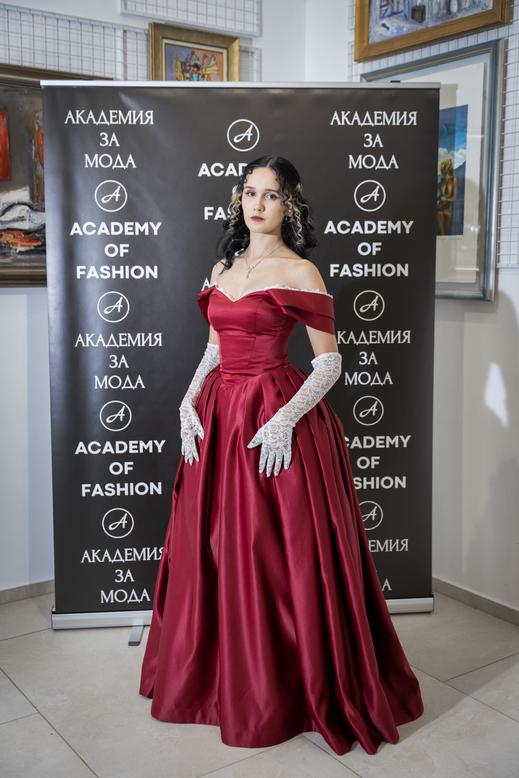 Актриса Яница Михайлова, облечена в тоалет на младата дизайнерка Иванина Ким. Фото: Академия за мода / Петър Станев