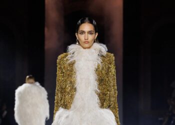 Alexander McQueen, колекция пролет–лято 2025, под творческото ръководство на Шон Макгир. Фото: Pinterest